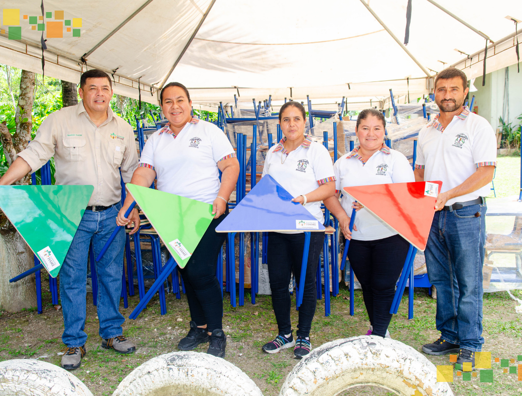 New Desks for Better Learning in Sayaxché!